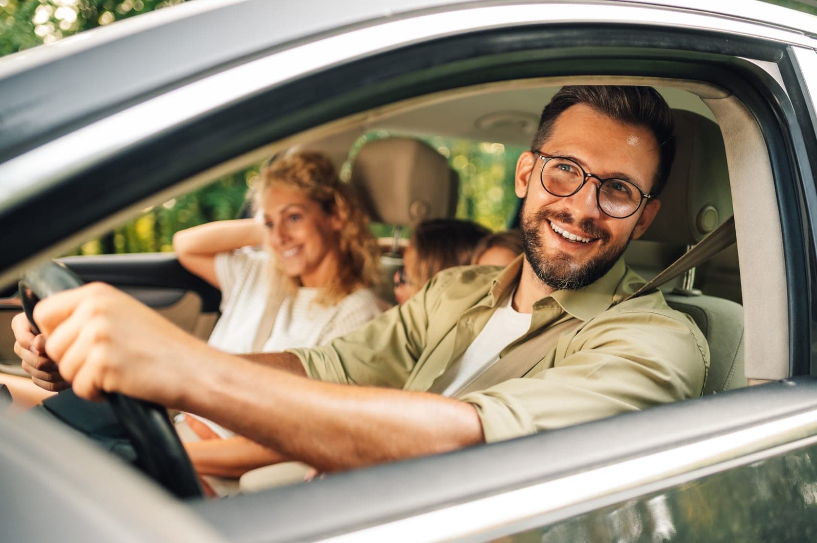 Família feliz viajando de carro